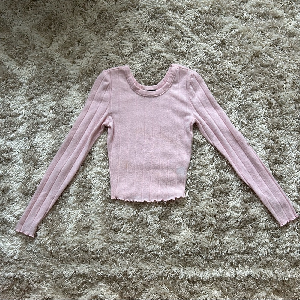 Soft baby pink, ribbed, fitted long sleeve with ruffle trim. Size xs